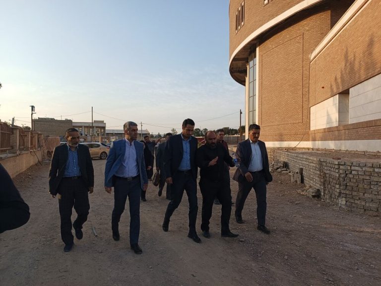 حضور نمایندگان در محوطه بیمارستان