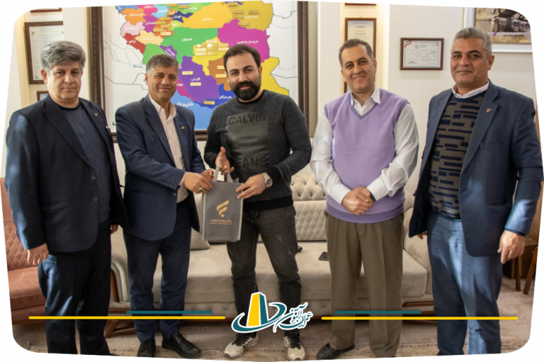 عکس دسته‌جمعی مدیریت بانک رفاه یزد و مدیران شرکت عمران آلتون به مناسبت روز حسابدار