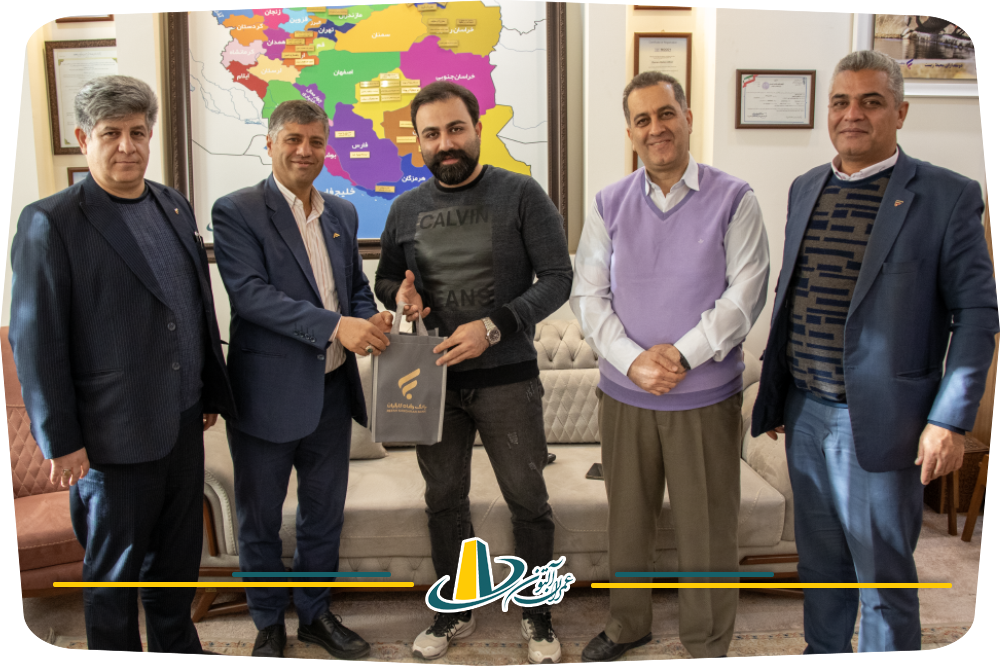 عکس دسته‌جمعی مدیریت بانک رفاه یزد و مدیران شرکت عمران آلتون به مناسبت روز حسابدار