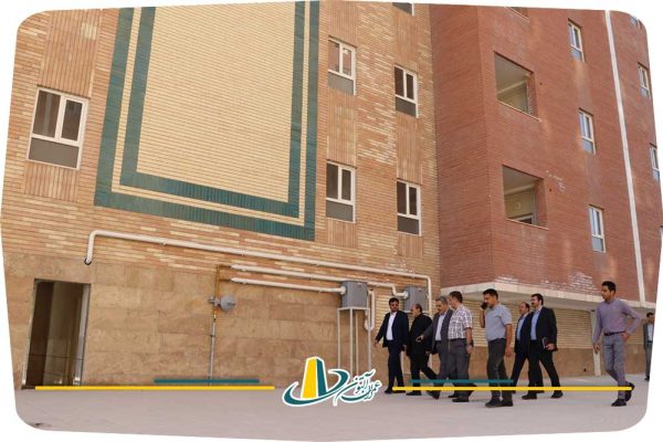 هیئت بازدیدکننده و مدیرعامل شرکت عمران آلتون از واحدهای پروژه آزادشهر دیدن می‌کنند.