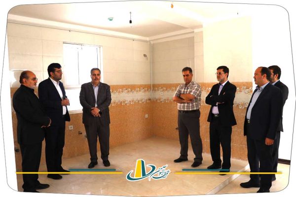 اعضای هیئت بازدیدکننده مراحل تکمیل واحدهای پروژه آزادشهر را مشاهده می‌کنند.