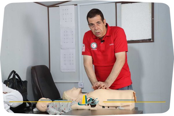 آموزش CPR توسط کارشناس