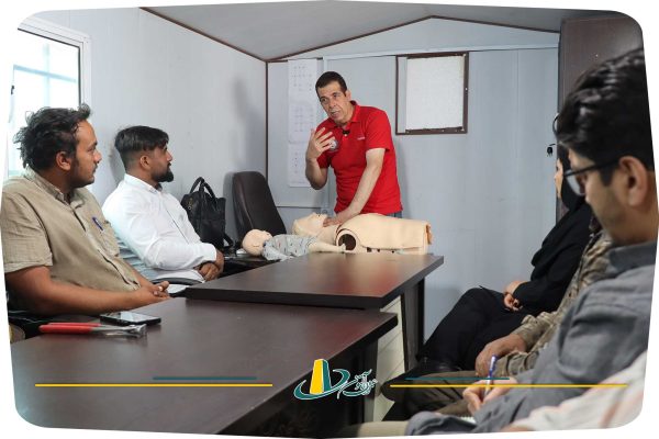آموزش CPR توسط کارشناس در دوره آموزشیکمک‌های اولیه در پروژه‌ٔ پردیس شهید رئیسی